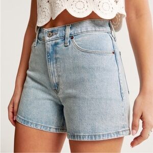 Abercrombie curve love mom short 🌞